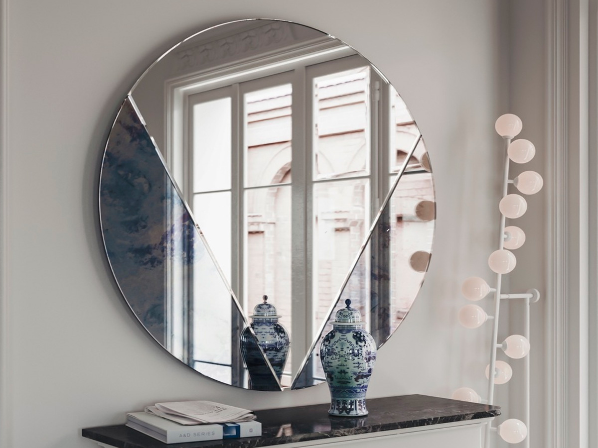 Зеркало с красивой обработкой украшает интерьер
